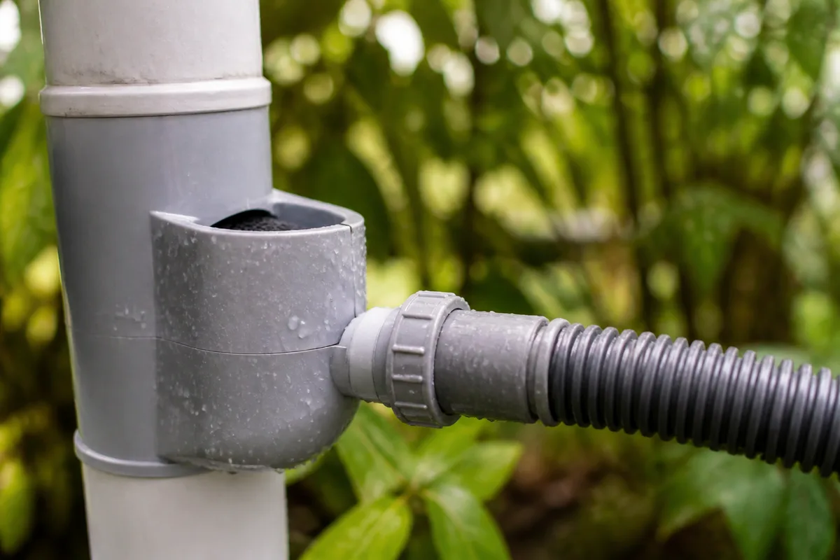 Collecteur filtrant installé sur une descente de gouttière avec crapaudine et raccord vers la cuve